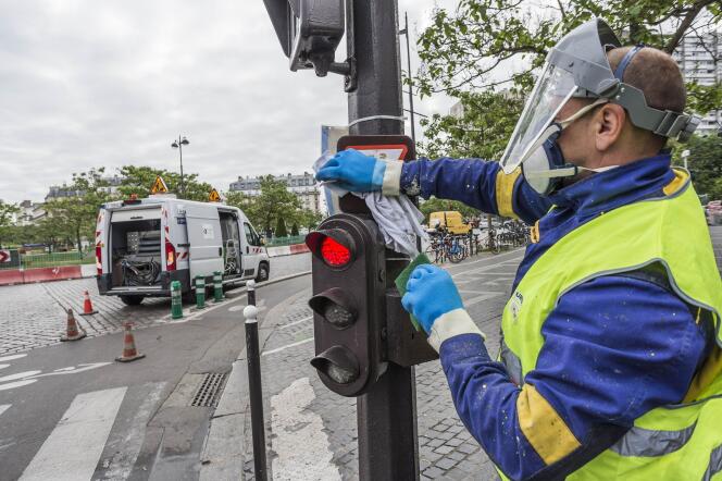 Un agent de la propreté de la Ville de Paris, place d’Italie, le 31 mai 2019.