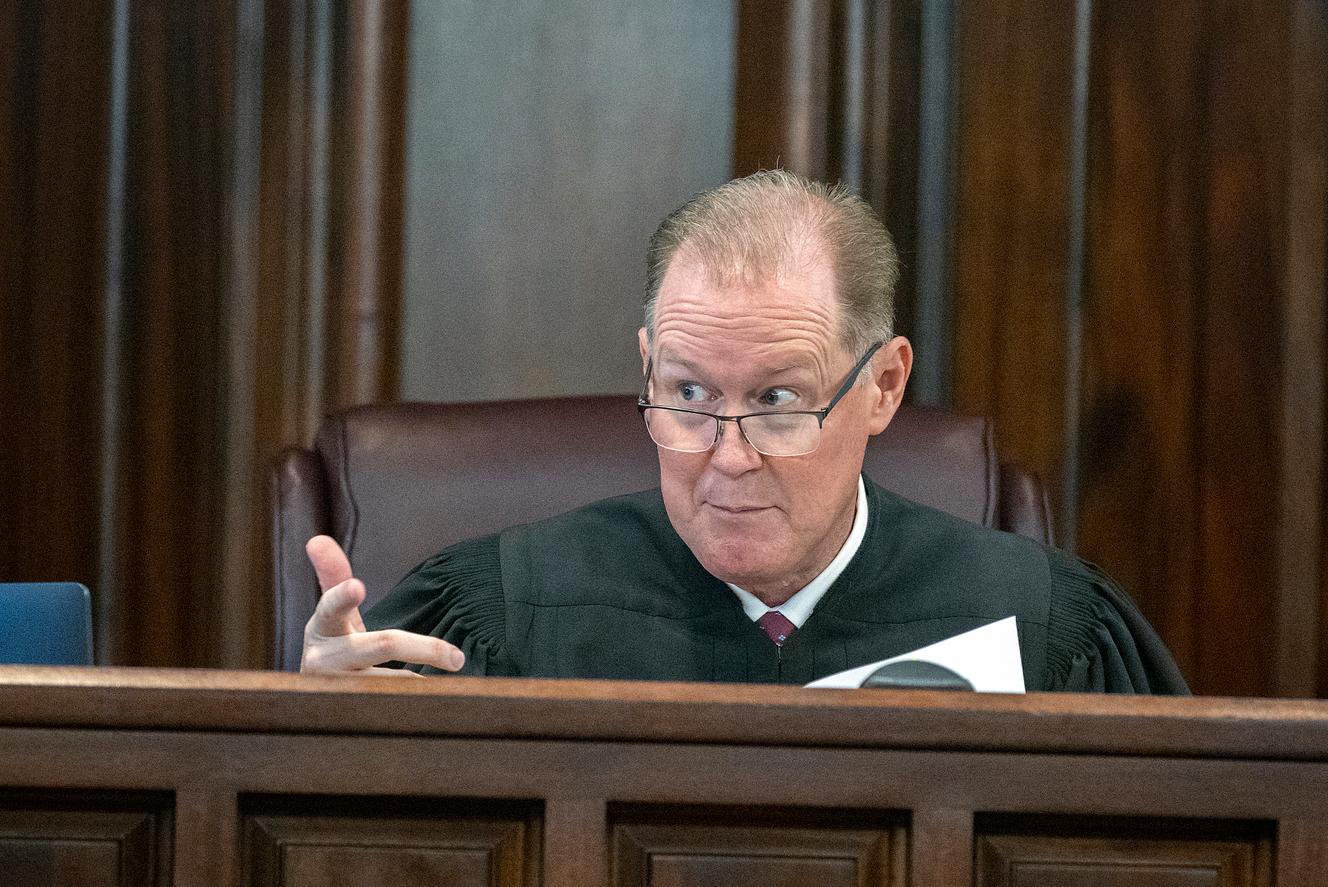 Il giudice Timothy Walmsley in una prima udienza nel processo di Ahmed Arbery il 4 novembre al tribunale della contea di Glenn.