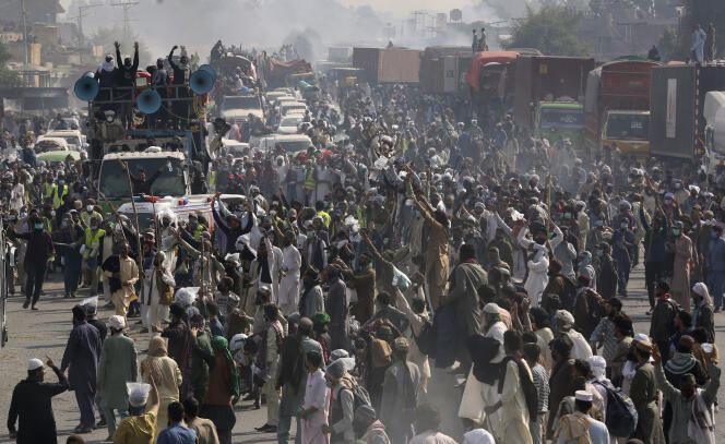 Des partisans du parti islamiste radical Tehrik-e-Labiak Pakistan (TLP),  lors d’une marche en direction d’Islamabad pour demander la liberation du dirigeant du parti et l’expulsion de l’ambassadeur de France.  A Sadhuke dans le Pakistan oriental, le 27 octobre 2021.
