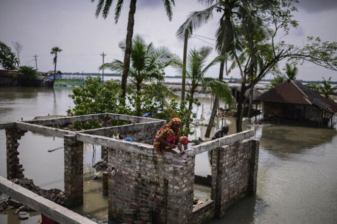 Los residentes recogen ladrillos de sus casas dañadas en Satkhira, Bangladesh, el 5 de octubre de 2021.