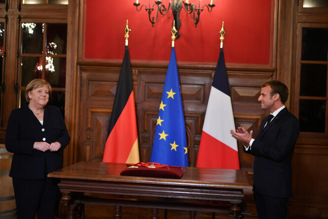 Emmanuel Macron a remis la grand-croix de la Légion d’honneur à Angela Merkel, à Beaune (Bourgogne), le 3 novembre 2021.