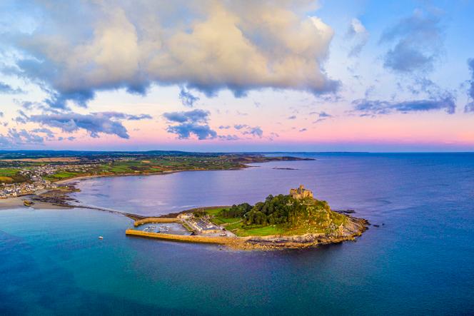 Vue aérienne de Saint Michael’s Mount, près de Penzance, dans les Cornouailles, en Angleterre.