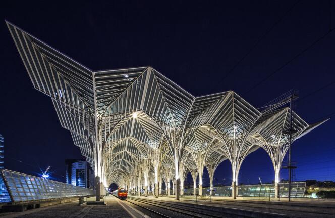 La voûte contemporaine en acier et en verre de la gare ferroviaire de Lisbonne-Oriente (Portugal), conçue par l’architecte Santiago Calatrava.