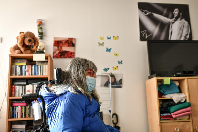 Maryline Saleh réside au foyer d’accueil médicalisé des Lilas depuis dix ans, à Lormont (Gironde). Elle a décoré sa chambre des posters des chanteurs Amir et Kendji Girac.