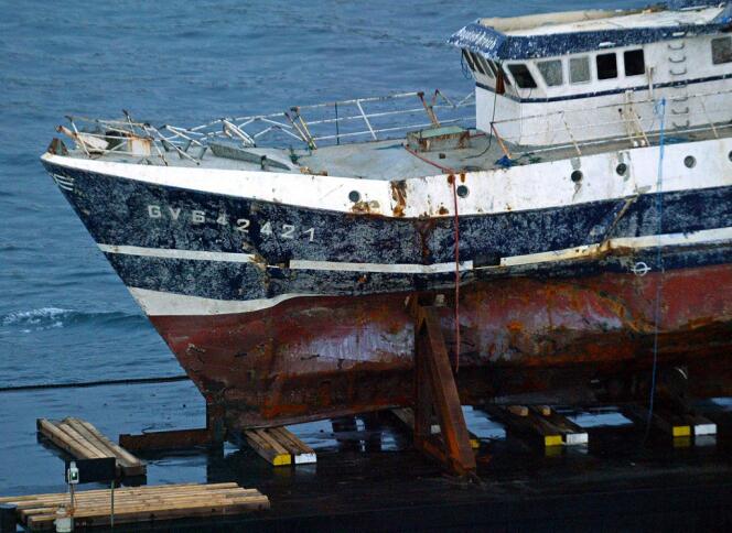 L'épave du chalutier breton « Bugaled-Breizh », posée sur une barge et tirée par un remorqueur de haute-mer en direction du port militaire de Brest, le 13 juillet 2004, où elle fut mise en cale sèche pour être expertisée.