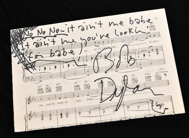 A New York, le 11 avril 2018, lors de la vente aux enchères d’une partition signée « It Ain’t Me Babe » par Bob Dylan.