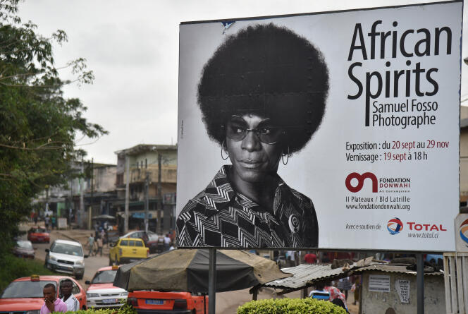 Exposition du photographe camerounais Samuel Fosso à Abidjan en 2014.