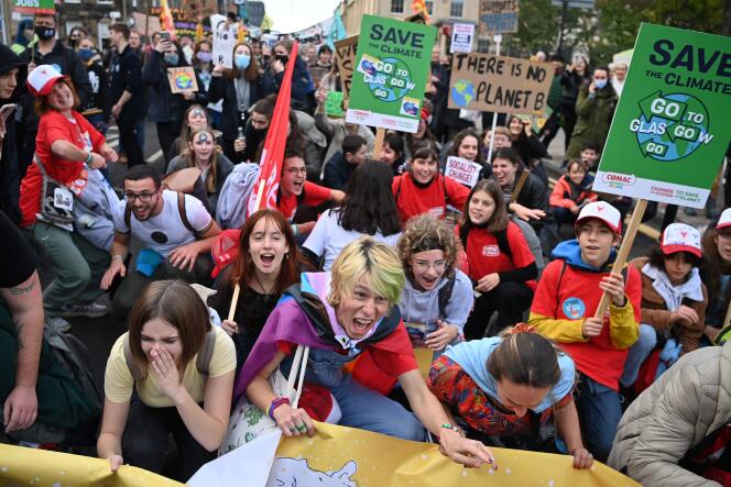 Des milliers de jeunes manifestants défilent à Glasgow, en Ecosse, le 5 novembre, lors de la COP26.