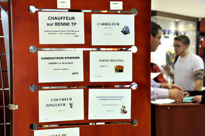 Offres d'emploi  sur le stand d'une entreprise de travail temporaire lors d'un forum pour l'emploi à Saint-Herblain (Loire-Atlantique).