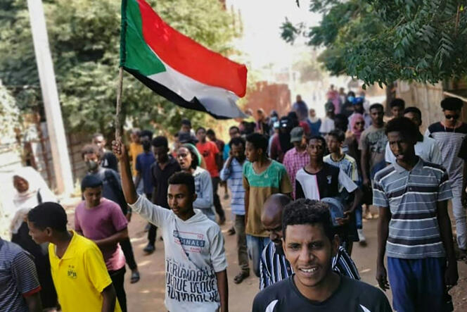 De jeunes Soudanais protestent dans les rues de la capitale Khartoum contre la prise du pouvoir par les militaires, le 4 novembre 2021.