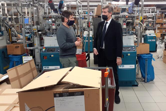 Arnaud Montebourg, lors de la visite de l’atelier Missègle, fabricant de pulls et de chaussettes à Burlats (Tarn), et Gaëtan Billant, adjoint à la direction de Missègle, le 4 novembre 2021.