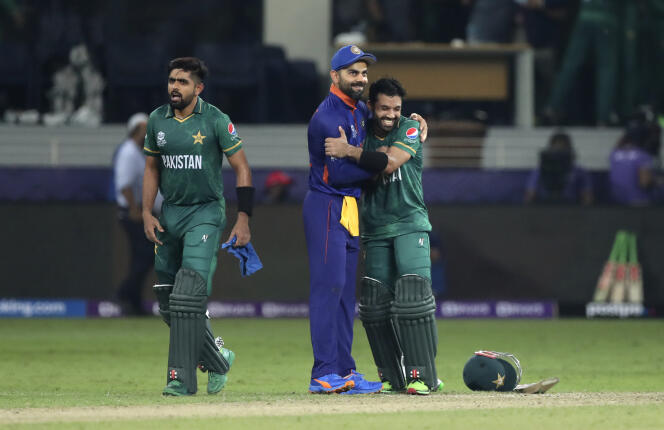 Virat Kohli félicite Mohammad Rizwan après la victoire du Pakistan, lors de la Coupe du monde de cricket à Dubaï, le 24 octobre 2021.