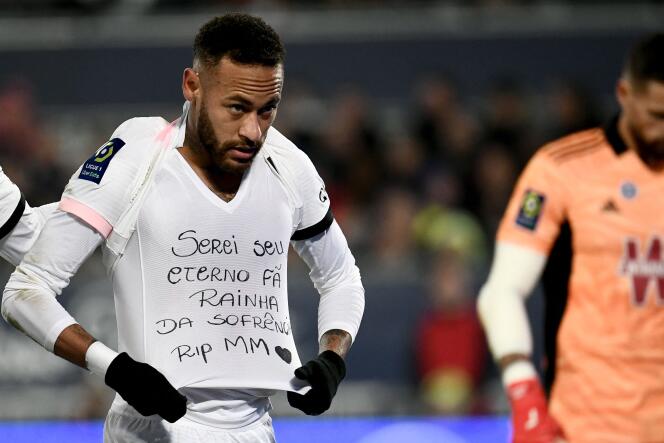 Auteur d’un doublé à Bordeaux le 6 novembre 2021, le joueur brésilien du PSG Neymar a rendu hommage à la chanteuse de son pays, Marilia Mendonça décédée vendredi dans un accident d’avion.