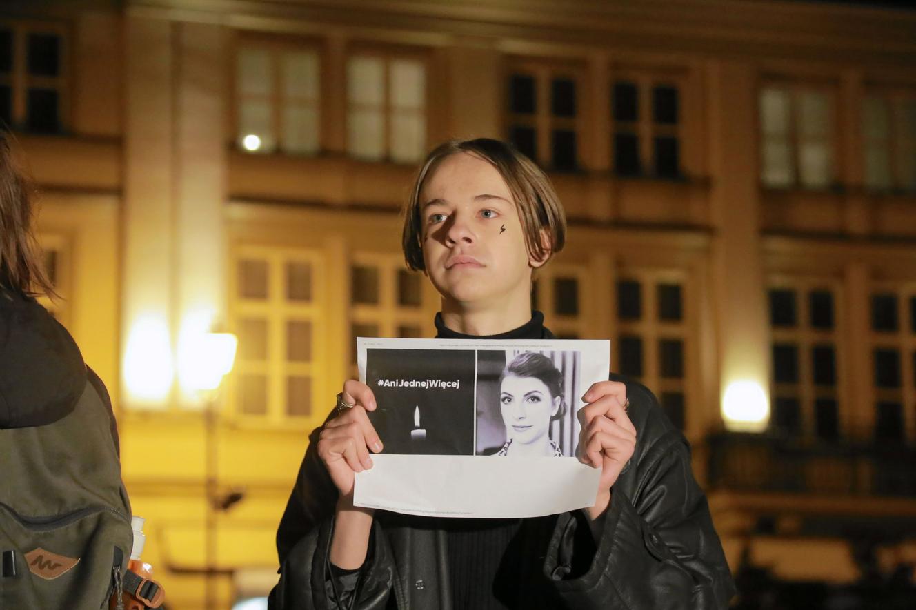 Protestujący z portretem Izabeli na ulicach Białegostoku w północno-wschodniej Polsce 6 listopada 2021 r.