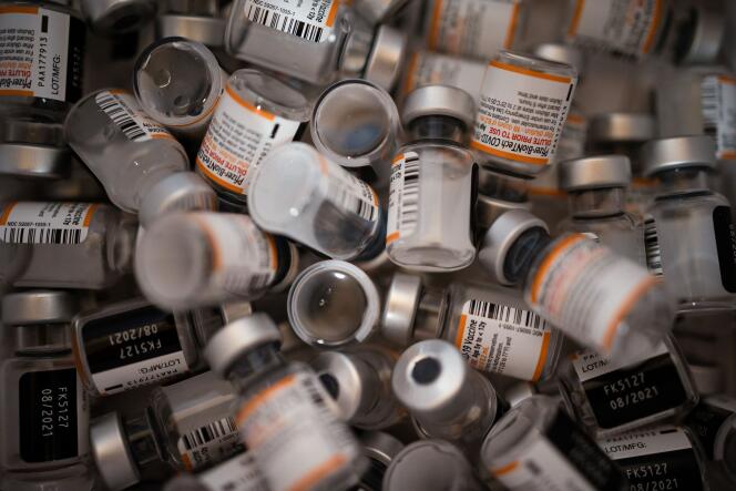 Des flacons vides du vaccin contre le Covid-19 de Pfizer-BioNTech, à Collegeville (Pennsylvanie), aux Etats-Unis, le 6 novembre 2021.