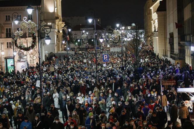 Thousands of demonstrators marched from the headquarters of the Constitutional Court to the Ministry of Health in the streets of Warsaw on November 6, 2021.