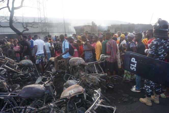 Des motos brûlées à la suite de l’explosion d’un camion-citerne, à Freetown, en Sierra Leone, le 6 novembre 2021.
