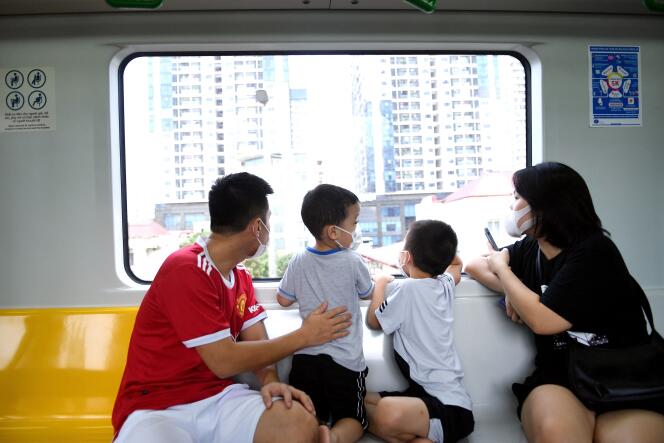 Une famille fait la navette dans le premier métro urbain de la ville le long de la ligne Cat Linh-Ha Dong, à Hanoï, le 6 novembre 2021.