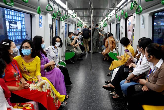 A bord du premier métro urbain d’Hanoï, le 6 novembre 2021.