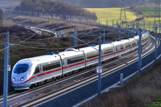 Un train à grand vitesse allemand ICE circule près d’Erfurt, dans l’est du pays, à destination de Berlin, le 8 décembre 2017.