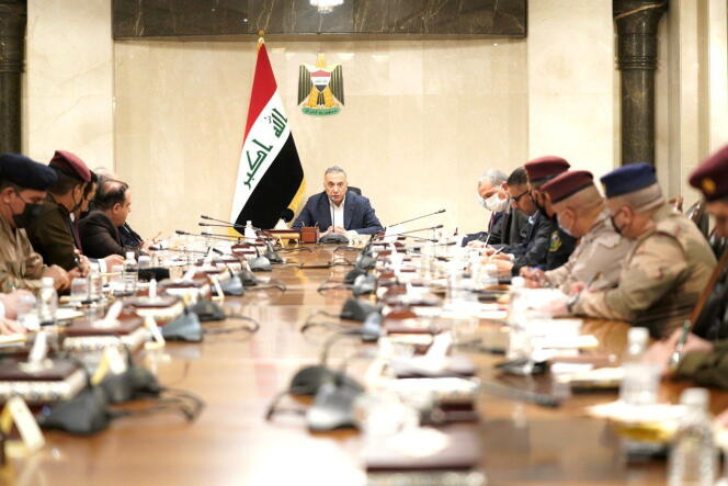 Mustafa Al-Kadhimi avec les responsables de la sécurité irakienne après l’attaque ayant visé sa résidence, à Bagdad, le 7 novembre (photo transmise par son service de presse).