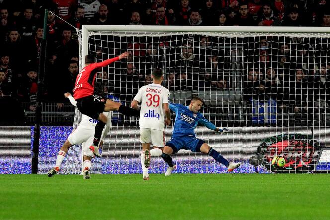Anthony Lopes, the Lyon goalkeeper (in blue), could not stop everything against the unleashed Rennes who won at home 4-1, on November 7, 2021.