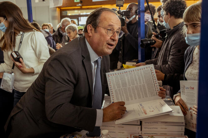 François Hollande en dédicace lors de la Foire du livre de Brive-la-Gaillarde (Corrèze), le 6 novembre 2021.