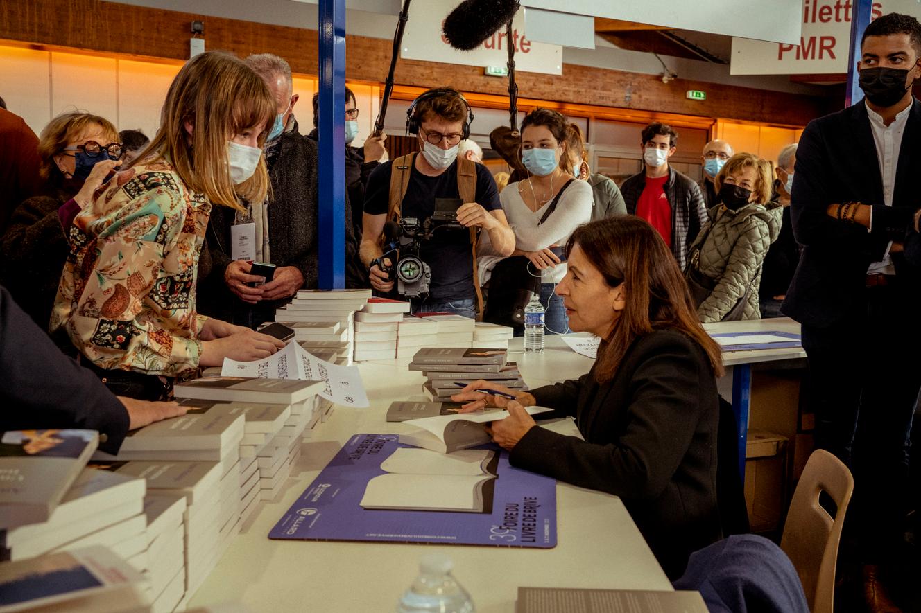Anne Hidalgo dedicates her book at the Brive-la-Gaillarde Book Fair (Corrèze), on November 6, 2021.