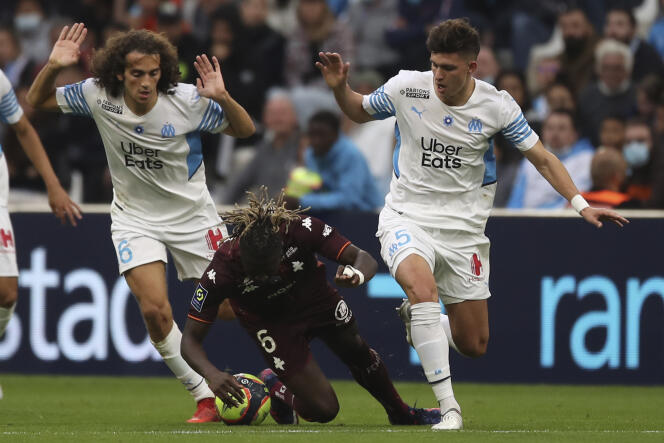 Kevin N'Doram in a duel with Matteo Guendouzi and Leonardo Balerdi during the match between Marseille and Metz (0-0), Sunday, November 7, 2021.