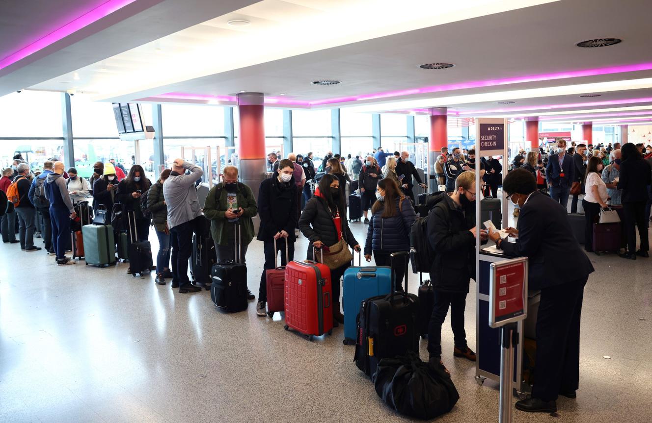 Los viajeros esperan para registrarse para los vuelos a Estados Unidos en el aeropuerto de Heathrow en Londres el 8 de noviembre de 2021.