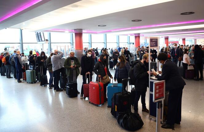 Des voyageurs patientent pour s’enregistrer sur des vols à destination des Etats-Unis, à l’aéroport londonien d’Heathrow, le 8 novembre 2021.