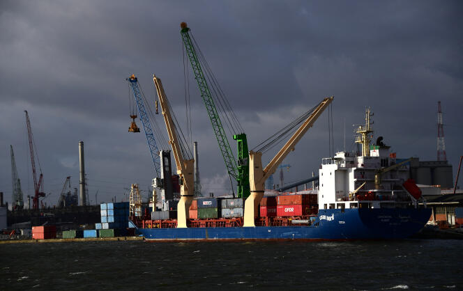 Un navire à quai dans le port d’Anvers, le 17 janvier 2018.