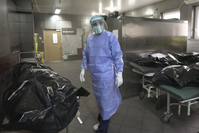 Les corps de victimes du Covid-19, dans la morgue de l’hôpital universitaire d’urgence de Bucarest, le 8 novembre.