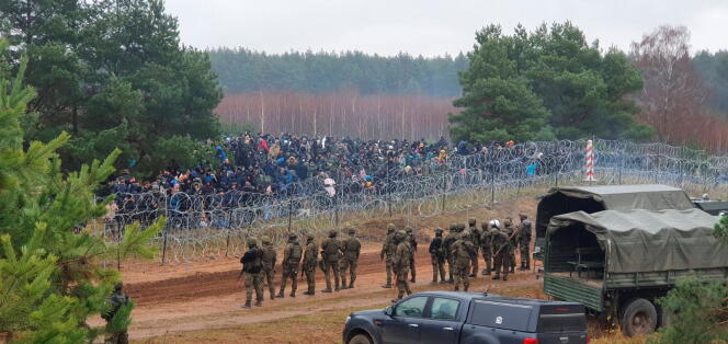 La Pologne a envoyé des milliers de soldats à sa frontière avec la Biélorussie pour empêcher les migrants d’entrer. Près de Kuznica (Pologne), le 8 novembre 2021.
