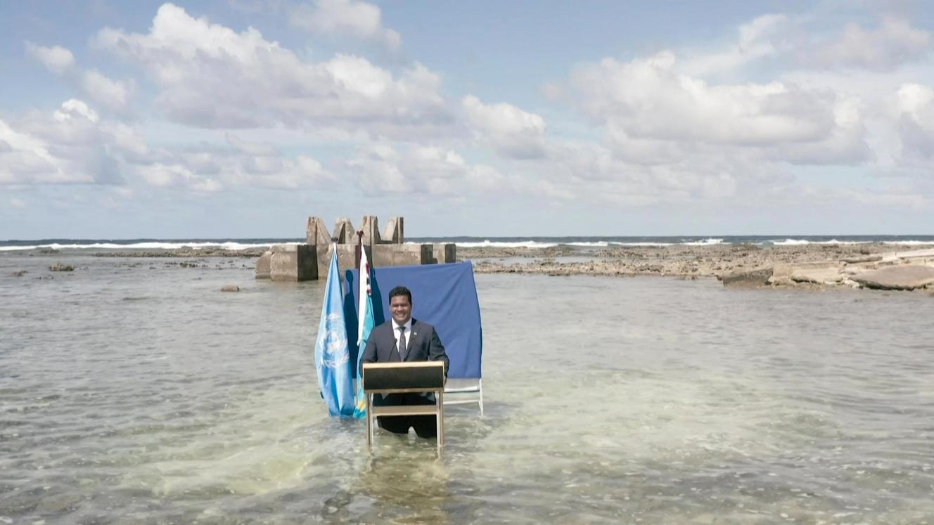 De minister van Buitenlandse Zaken van Tuvalu, Simon Coffey, kondigde zijn toespraak aan op de COP26 International Climate Conference from Water to Thighs om de