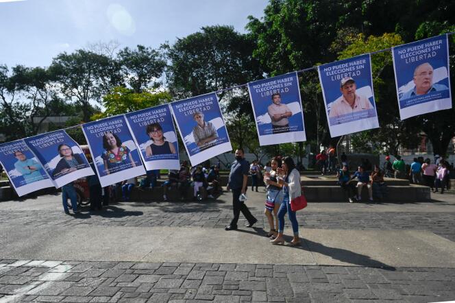 Des portraits de prisonniers politiques nicaraguayens, lors d’une manifestation d’opposants en exil, le 7 novembre, à Guatemala City.