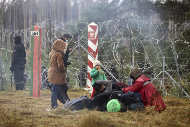 Des migrants à la frontière biélorusse-polonaise près de Grodno, en Biélorussie, le 8 novembre 2021.