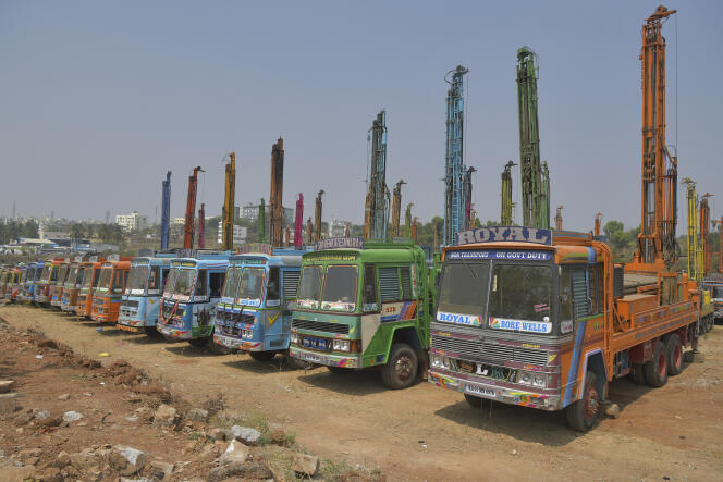 Des camions équipés d’appareils de forage, à Bangalore (sud de l’Inde), le 16 février 2021.
