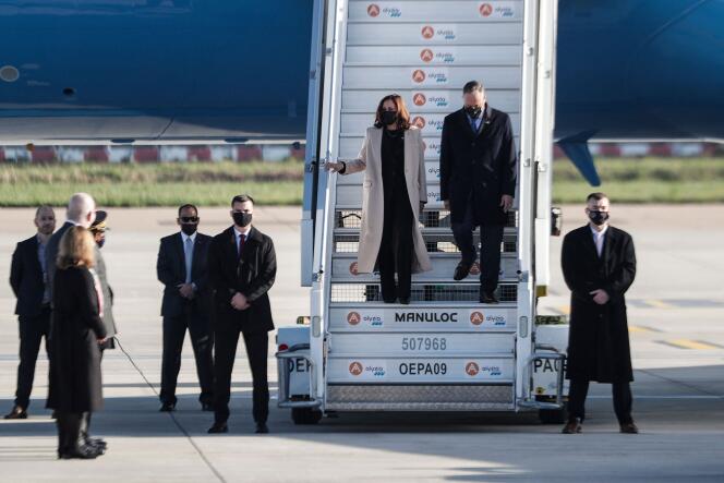 La vice-présidente des Etats-Unis, Kamala Harris, et son époux, Doug Emhoff, à l’aéroport de Paris-Orly, le 9 novembre 2021.