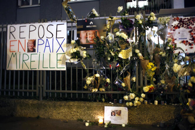 Des fleurs et des pancartes étalées devant l’appartement de Mireille Knoll, à Paris, le 28 mars 2018.