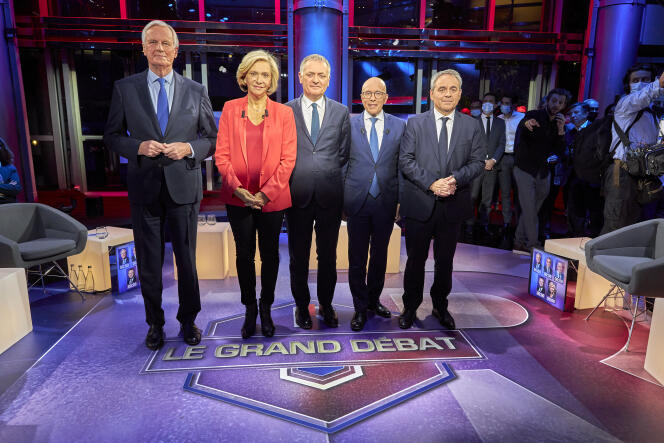 Michel Barnier, Valérie Pécresse, Philippe Juvin, Eric Ciotti, et Xavier Bertrand, au débat LR, sur le plateau de LCI, le 8 novembre.