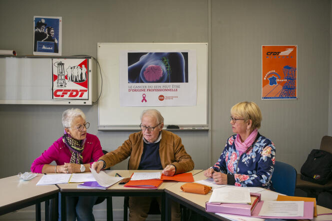 Marie-Claude Weyandt, Lucien Privet et Josiane Clavelin, à Freyming-Merlebach (Moselle), le 8 novembre 2021. La première, ancienne aide-soignante, a constitué, avec l’aide des deux autres, le tout premier dossier visant à faire reconnaître son cancer du sein comme maladie professionnelle.