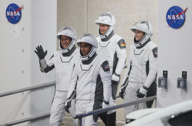 Les quatre astronautes avant leur départ pour la Station spatiale internationale : de gauche à droite, Tom Marshburn, Raja Chari, Matthias Maurer et Kayla Barron, au Kennedy Space Center de la Nasa, à Cap Canaveral, en Floride, le 10 novembre 2021.