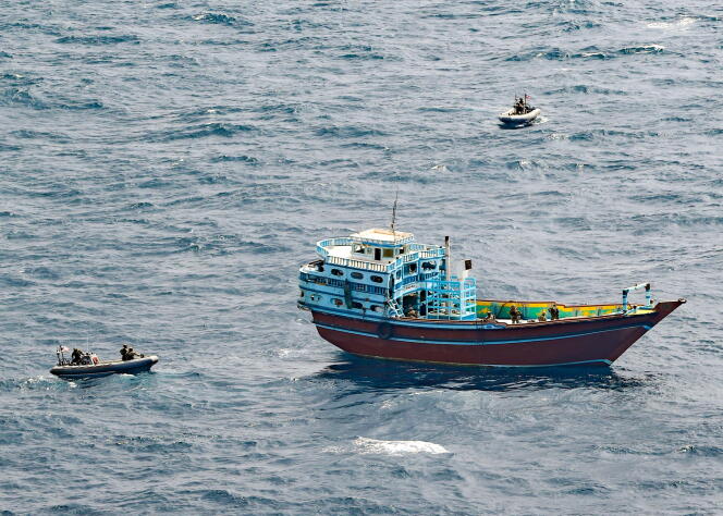 Un navire sans pavillon est intercepté par des militaires britanniques de l’USS Winston Chruchill, au large de la Somalie, le 12 février 2021.
