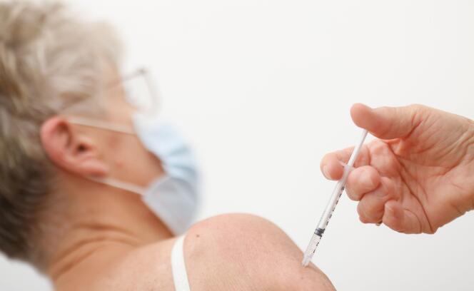 Une femme senior reçoit une dose du vaccin Pfizer-BioNTech contre le Covid-19, à Saint-Nazaire (Loire-Atlantique), le 9 novembre 2021.