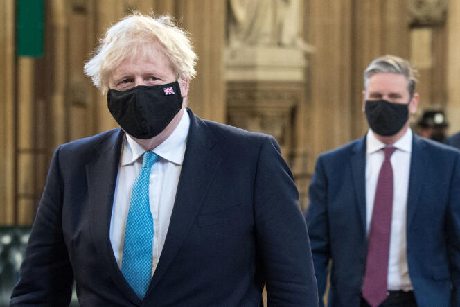 Le premier ministre britannique Boris Johnson (gauche) et son opposant, le chef du Parti travailliste, Keir Starmer, à Londres, le 11 mai 2021.