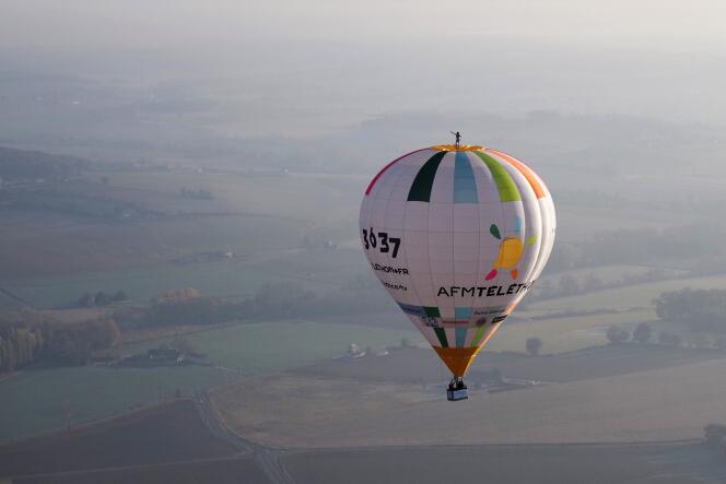 Pour l’édition 2021, Rémi Ouvrard avait battu son record du monde en restant debout sur la montgolfière du Téléthon à 3 637 mètres d’altitude. L’altitude avait été choisie pour rappeler le numéro auquel faire ses promesses de dons, le 36-37.