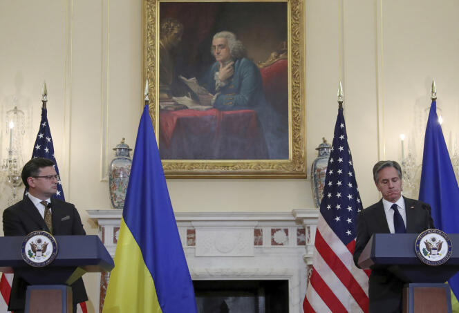Le secrétaire d’Etat américain, Antony Blinken (à droite), et le ministre ukrainien des affaires étrangères, Dmytro Kuleba, lors d’une conférence de presse le 10 novembre 2021 à Washington