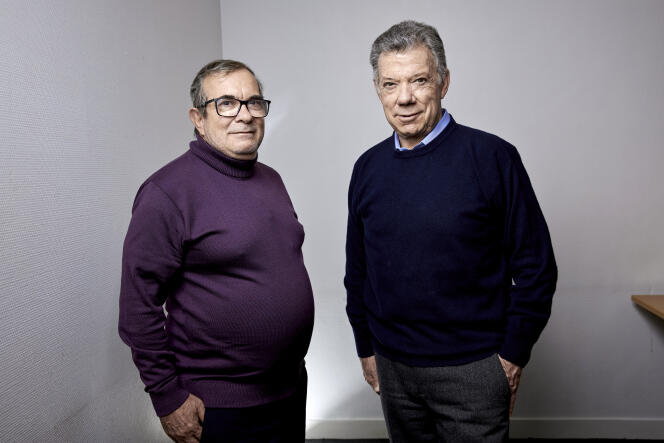Rodrigo Londoño (à gauche), ex-commandant en chef des FARC, et Juan Manuel Santos, ancien président de la Colombie, à Paris, dans les locaux de Science Po, en novembre 2021.