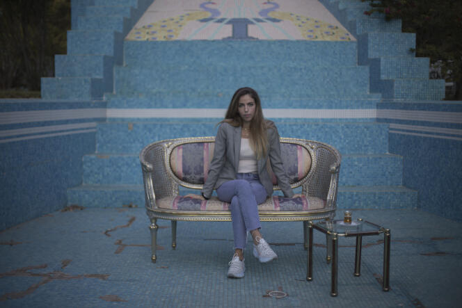 Sofia Alaoui, dans la luxueuse villa marocaine où elle tourne son prochain film, « Parmi nous », à Casablanca (Maroc).
